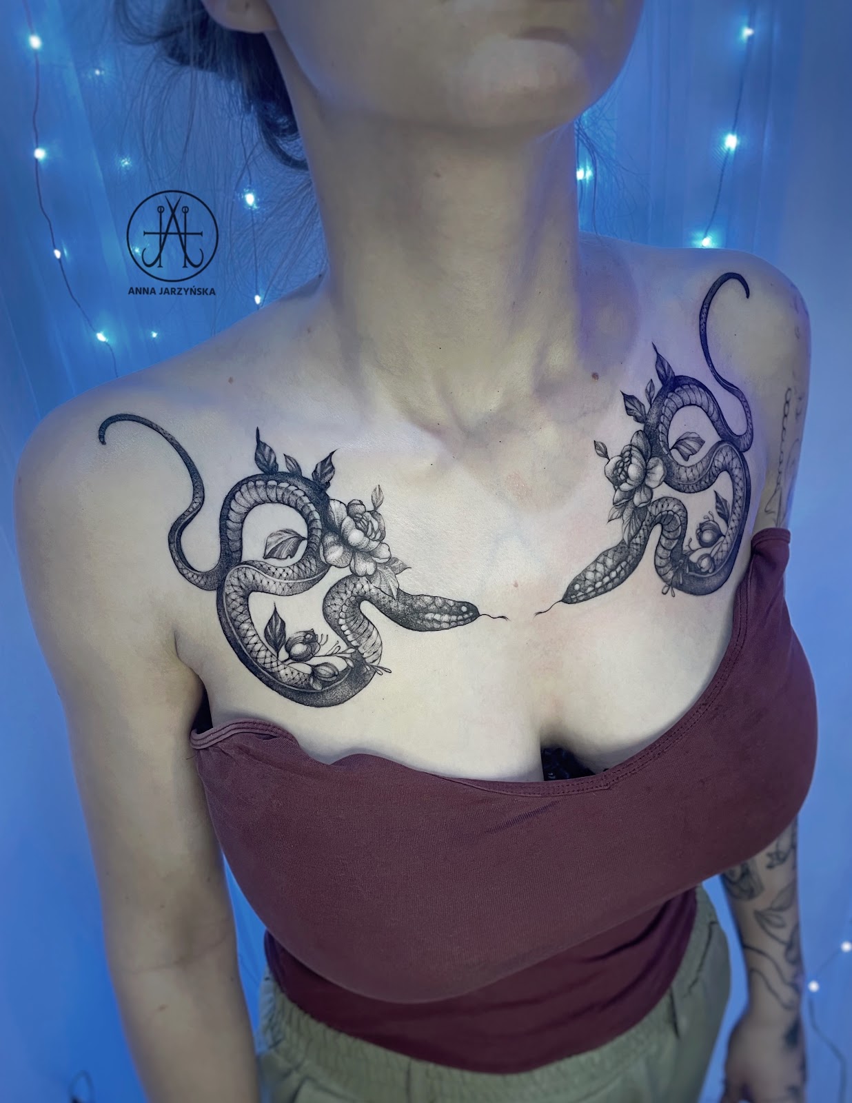 Blackwork i dotwork - węże w botanicznej kompozycji, autor: Anna Jarzyńska, MALWA Tattoo Łódź